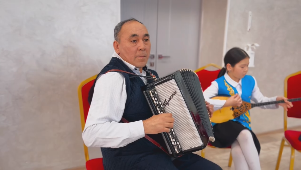 🌿 Наурызнама – Жаңару күніне орай мектебімізде ұлттық өнер жаңғырып, домбыраның қоңыр үні әсем әуенге бөледі.