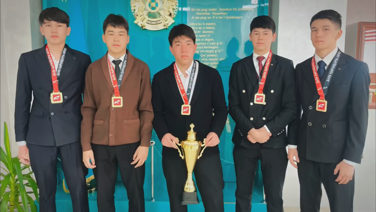 Бүгін мектебімізде мектепаралық футбол жарысының қорытындысы шығарылып, біздің мақтанышымыз – “Дала қырандары” командасы 🦅 жеңіске жетті!