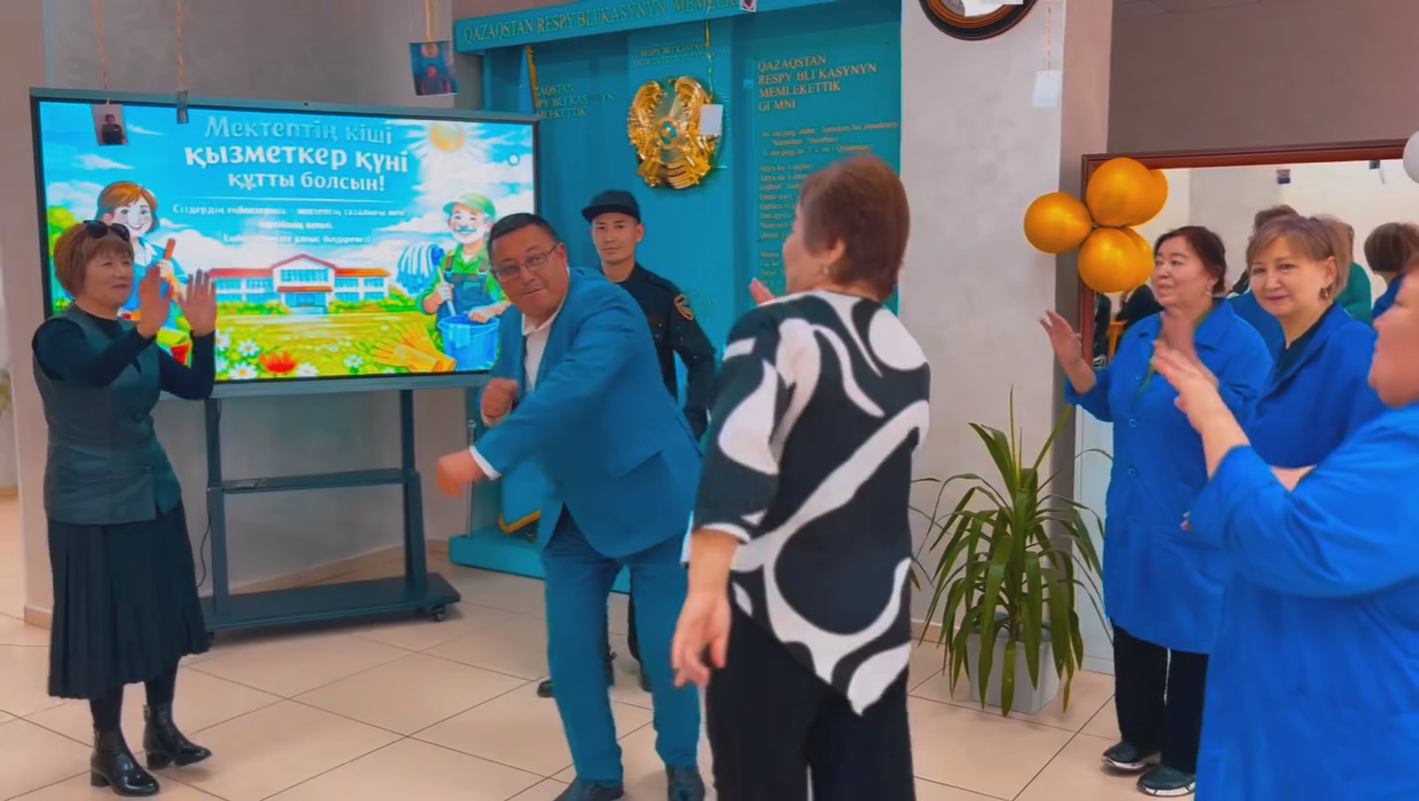 Бүгін – біздің мектептің тірегі, тазалығы мен тәртібінің сақшысы болып жүрген кіші қызметкерлеріміздің мерекесі атап өтілді. 🌟